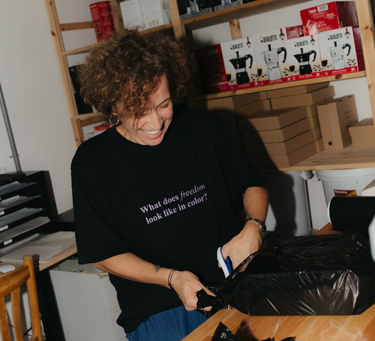 Monika Mičková pri balení zásielok z e-shopu